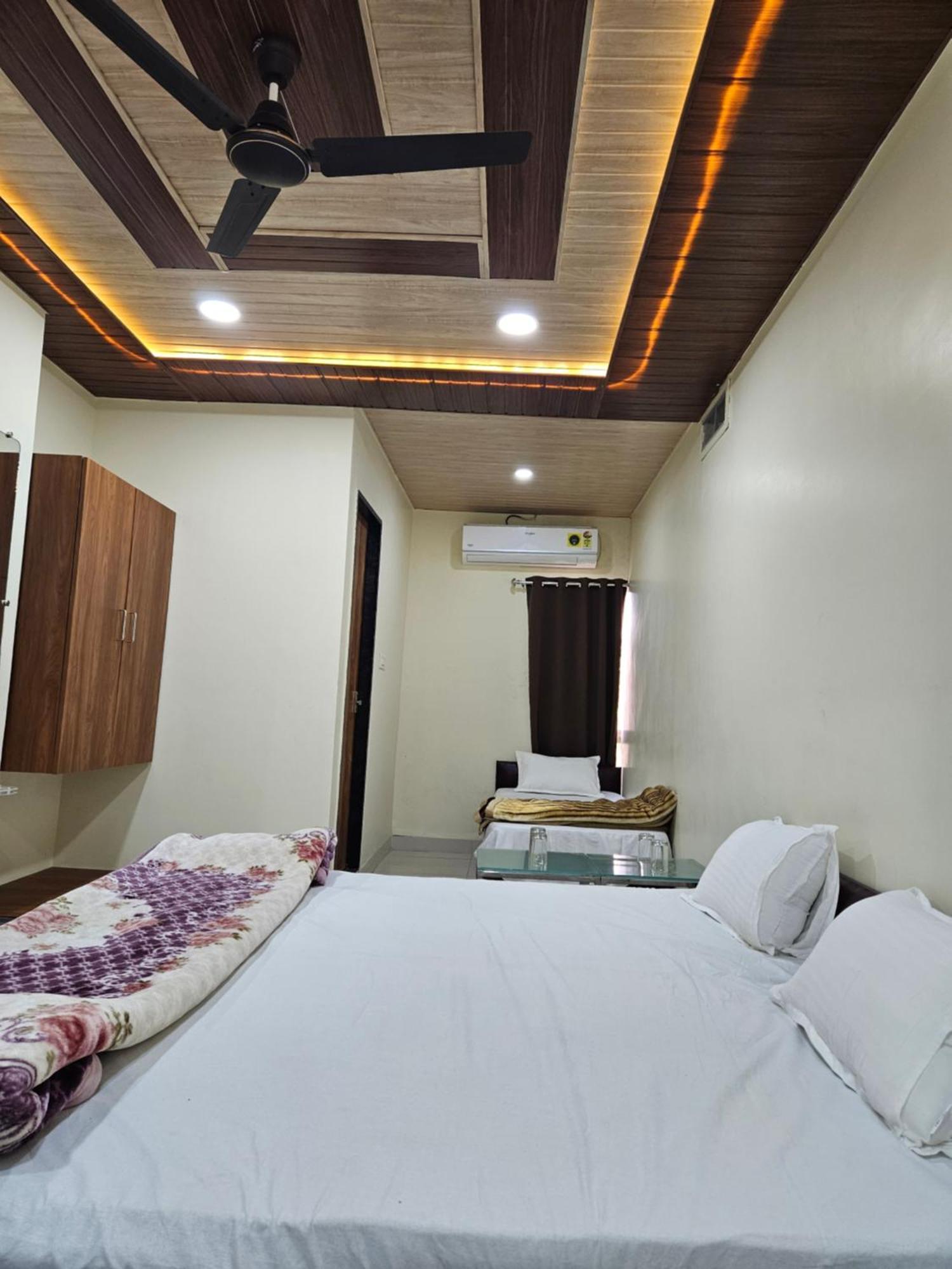 Hotel Shri Shiv Ganga Bhakt Niwas Ujjain Exterior foto