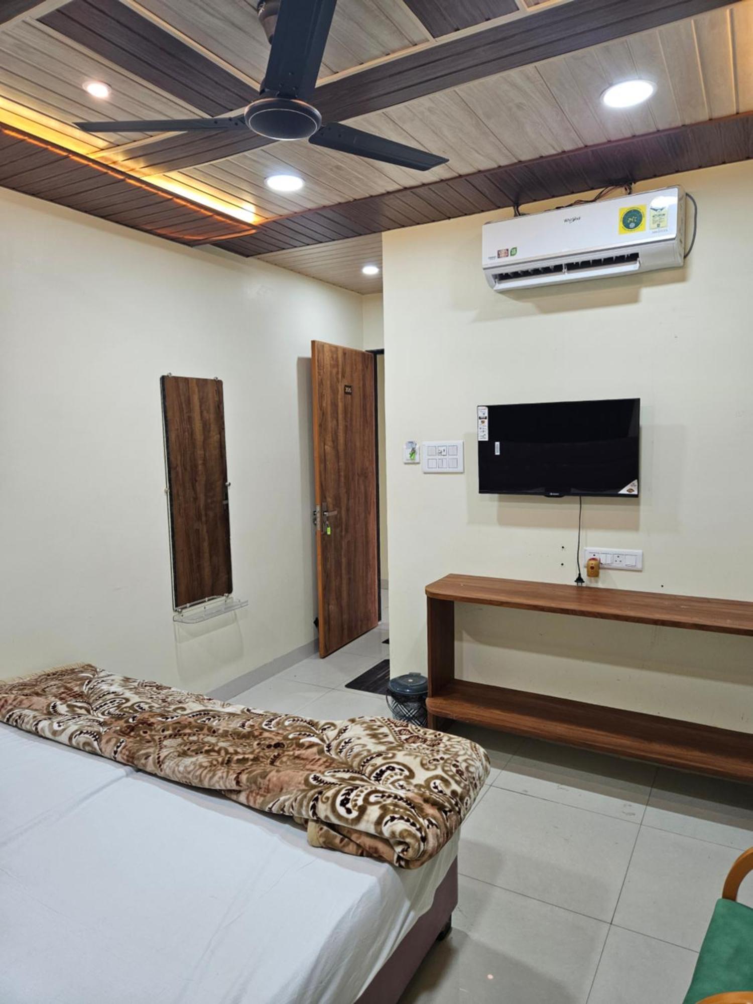 Hotel Shri Shiv Ganga Bhakt Niwas Ujjain Exterior foto