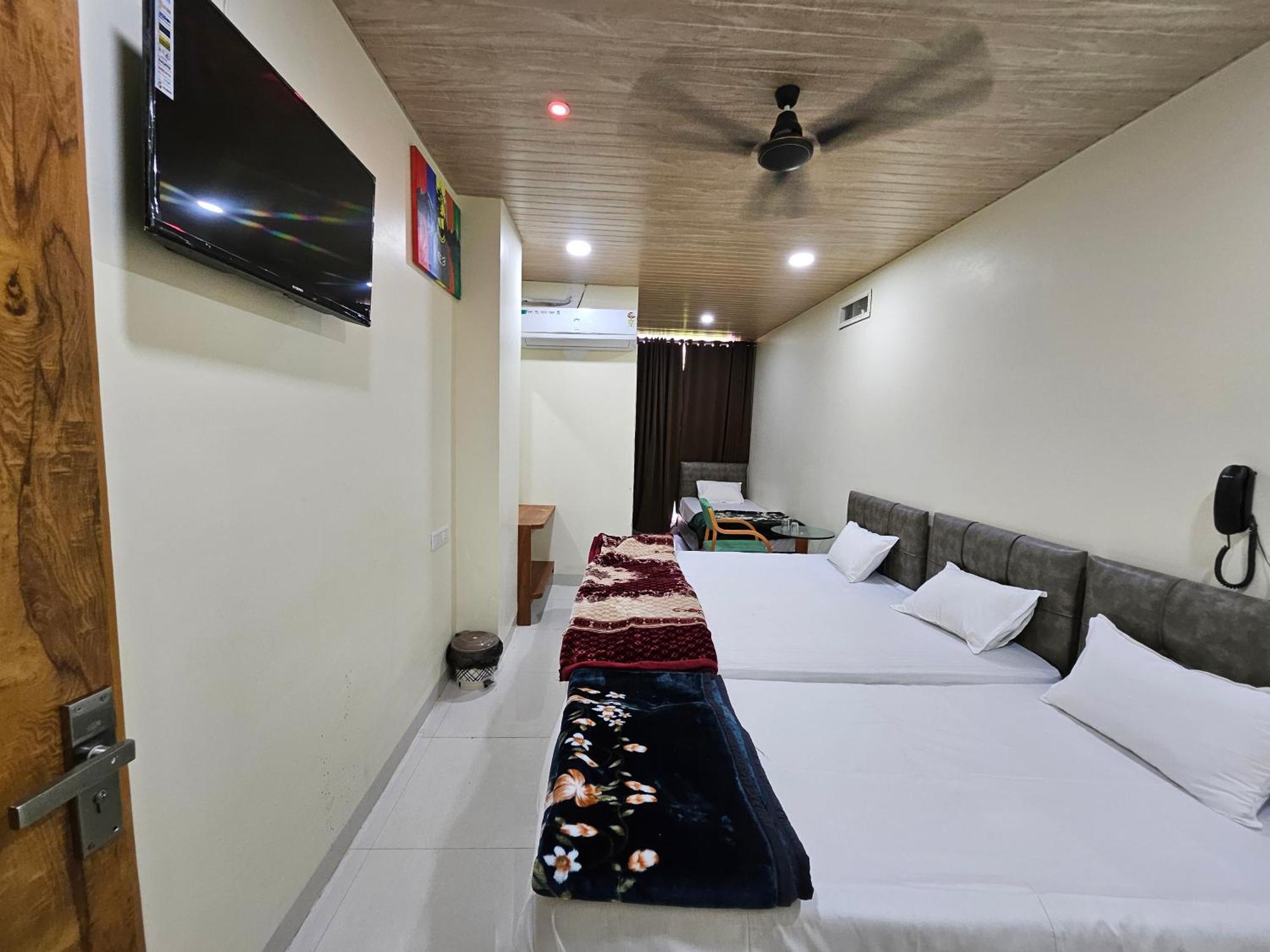 Hotel Shri Shiv Ganga Bhakt Niwas Ujjain Exterior foto
