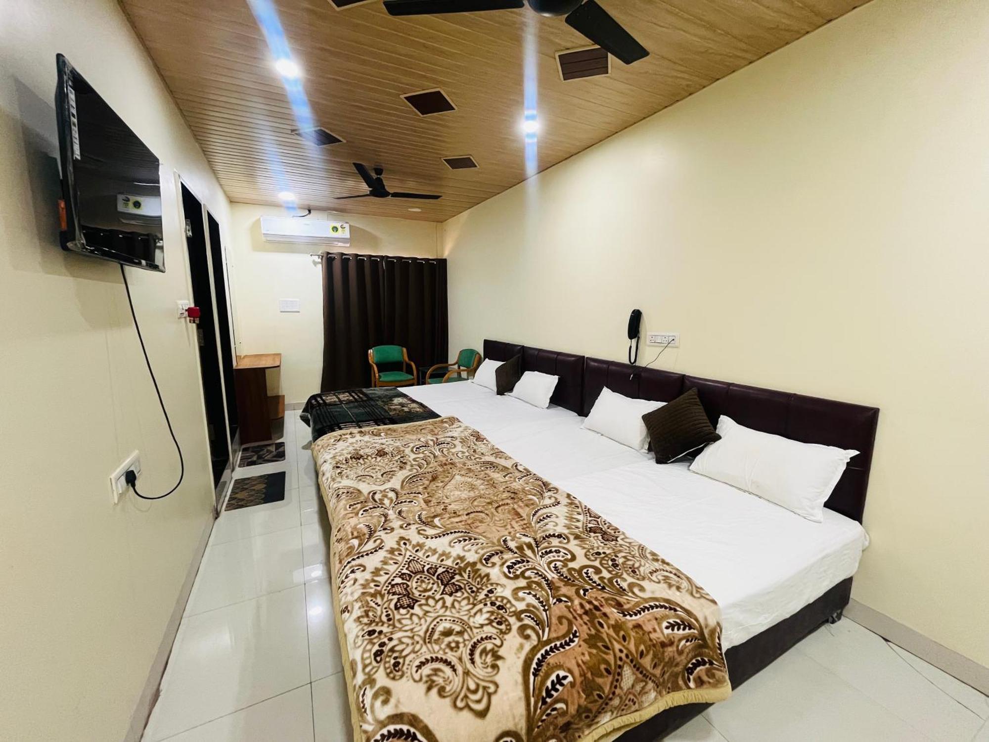 Hotel Shri Shiv Ganga Bhakt Niwas Ujjain Exterior foto